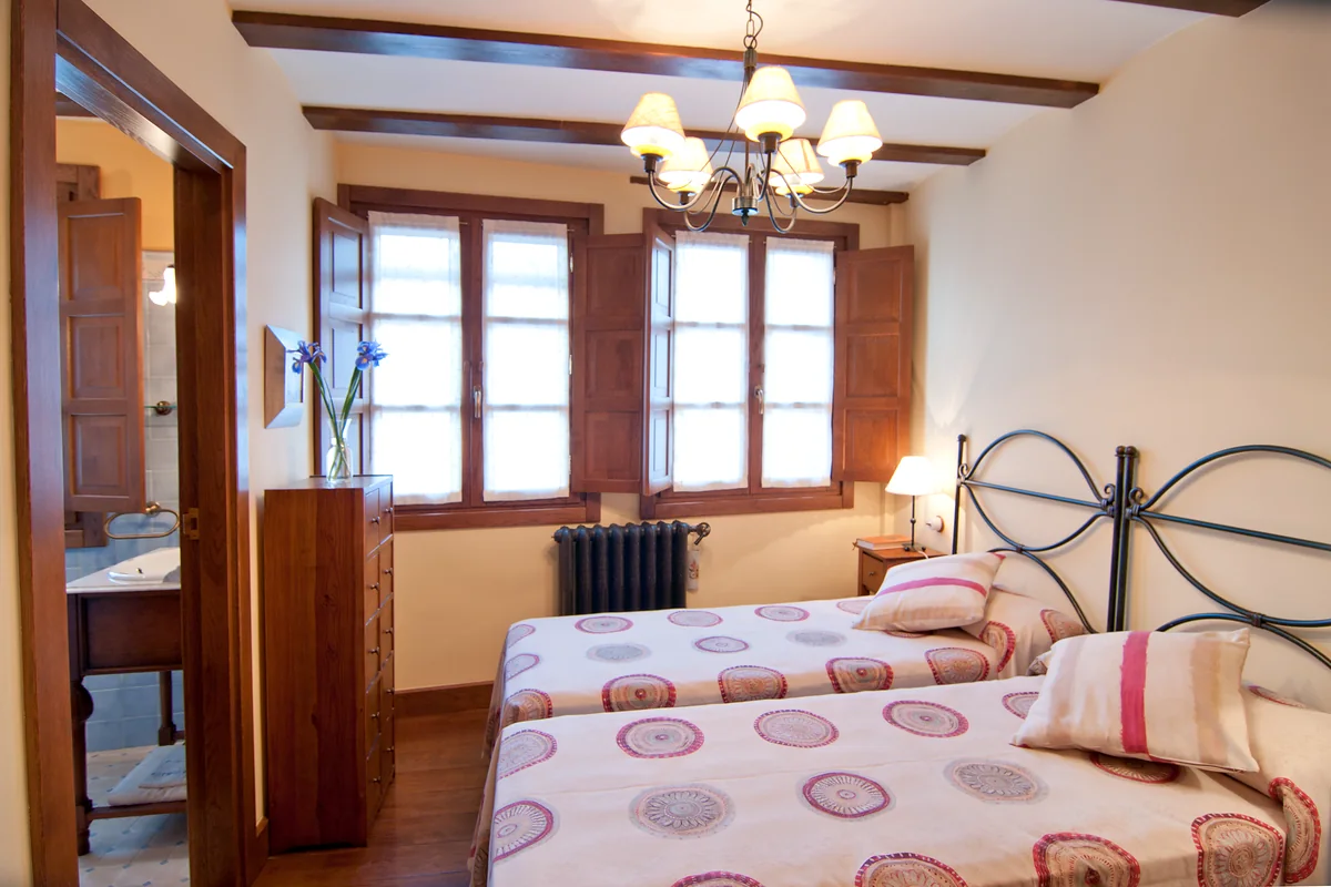 Habitación de El Pajar preparada con dos camas separadas
